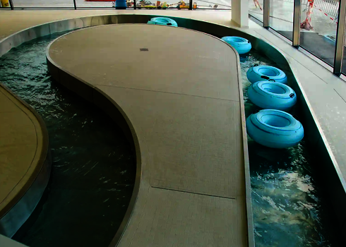 Ansicht des Lazy River mit Rutschreifen und Wasserführung aus Edelstahl.