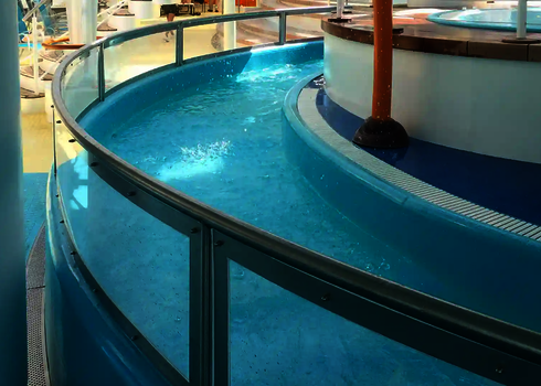 Lazy River mit Wasserkanal entlang einer Spielfläche und Wasserspielen.