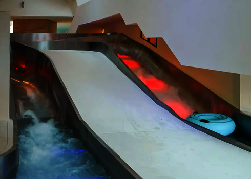 Wasserstrom treibt Rutschreifen durch den Lazy River mit Edelstahlwänden.