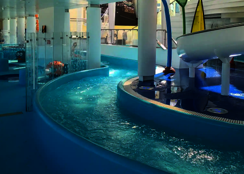 Lazy River Wasserrutsche und weitere Wasserattraktionen, Rutsche und Spielfiguren im Hintergrund.