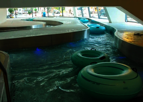 Mehrere Rutschreifen treiben im Lazy River mit Edelstahlführung.