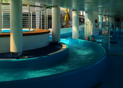 Lazy River schlängelt sich an Wasserattraktionen und Spielbereichen vorbei.